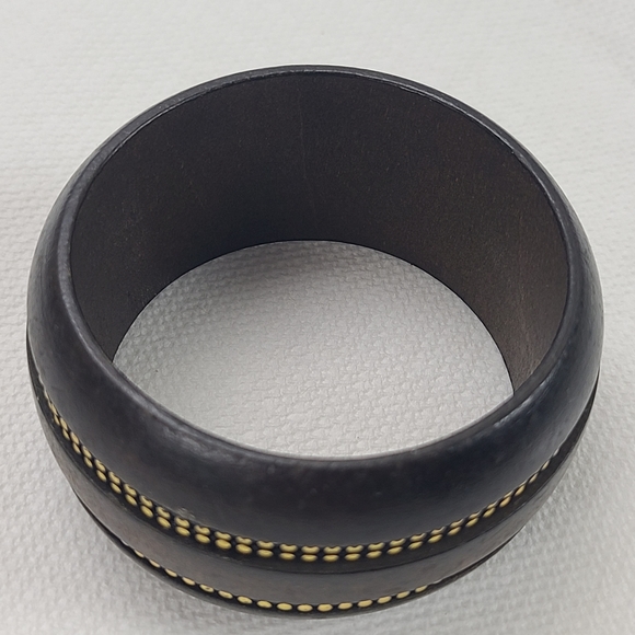 Wood bracelet with gold colored studs - Picture 5 of 5